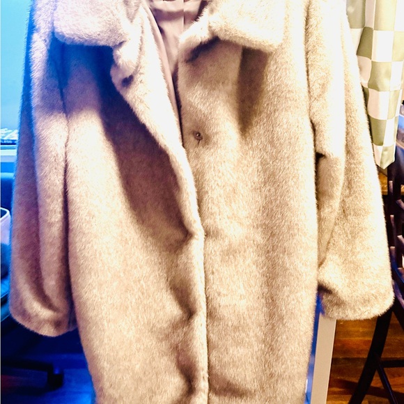 Abercrombie & Fitch Plush Gray Faux Fur Coat. - Picture 6 of 6